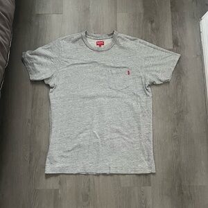 MENS SUPREME GREY SHORT SLEEVE T SHIRT SIZE LARGE
